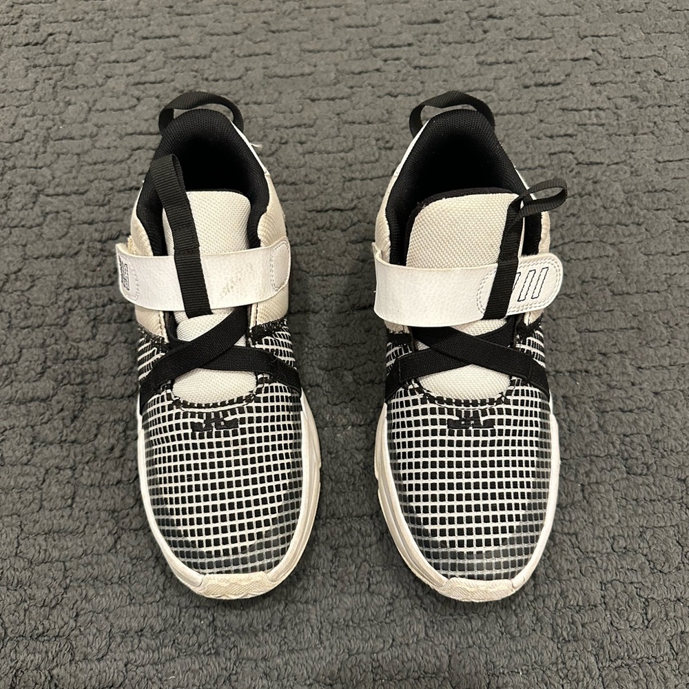Boys Nike basketball shoes - Lebron VII Witness